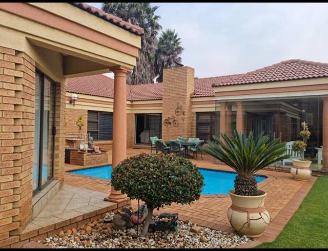 3 BEDROOM HOUSE FOR SALE IN PETERSFIELD